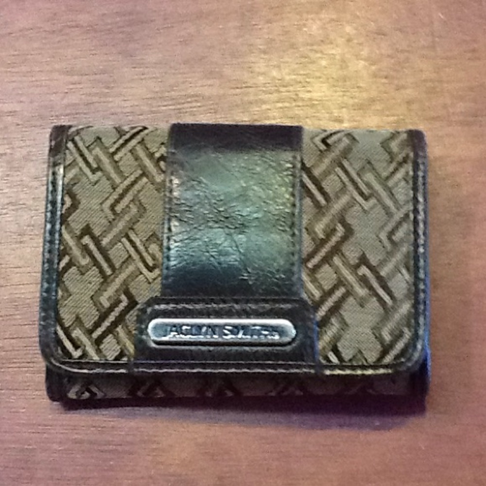 Jaclyn smith wallet Brown